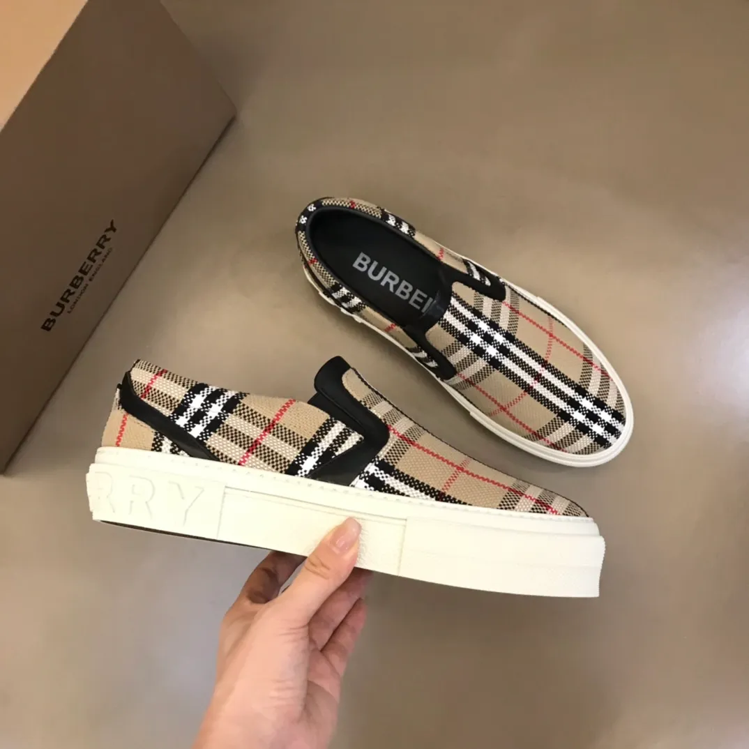 p360 "BURBERR*" Classic low-top sneakers, reinterpreted in Vintage checkered cotton material and decorated with a new brand logo. First-layer sheepskin lining, embossed Burberry logo on the heel, and original TPU outsole! Male 38-44 (45 46 customized)